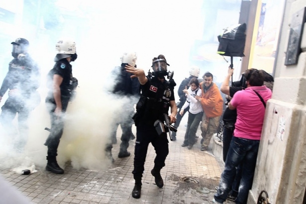 Taksim'de göstericiler polis müdahalesi 3