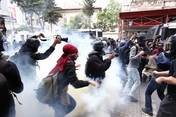 Taksim'de göstericiler polis müdahalesi 4