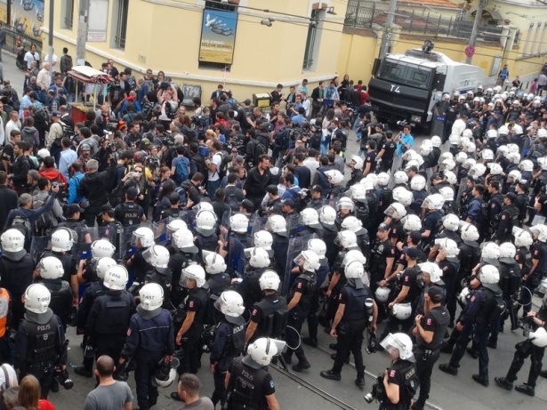 Taksim'de göstericiler polis müdahalesi 7
