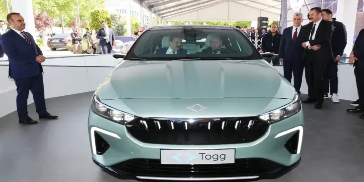 Erdoğan, Togg'un yeni modeli T10F'i inceledi