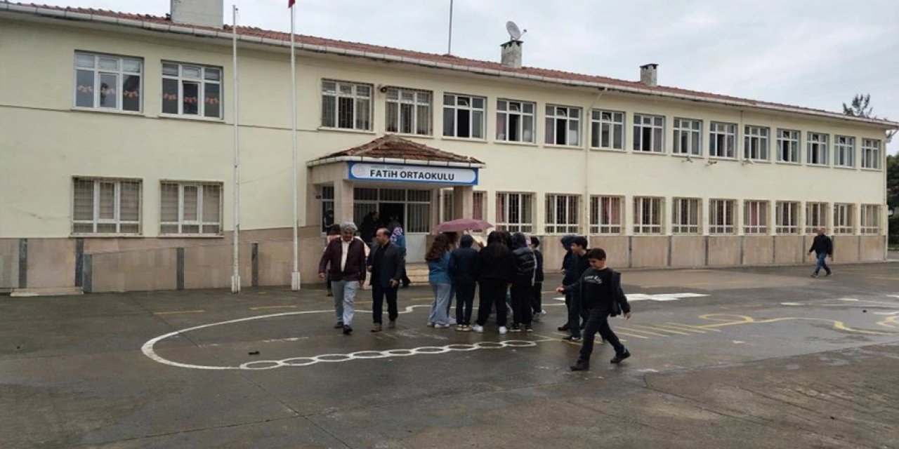 Sınıfta biber gazı topu patladı: 25 öğrenci hastanelik oldu!