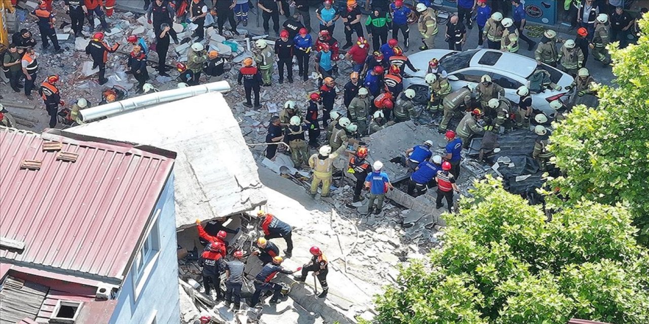 Küçükçekmece'de çöken binada 1 kişi hayatını kaybetti, 8 kişi yaralandı