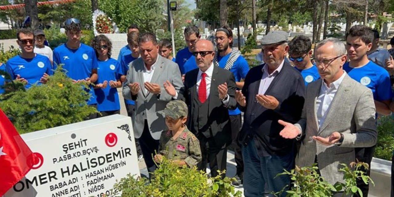 Vatandaşlar 15 Temmuz Kahramanı Şehit Ömer Halisdemir'in kabrine akın etti