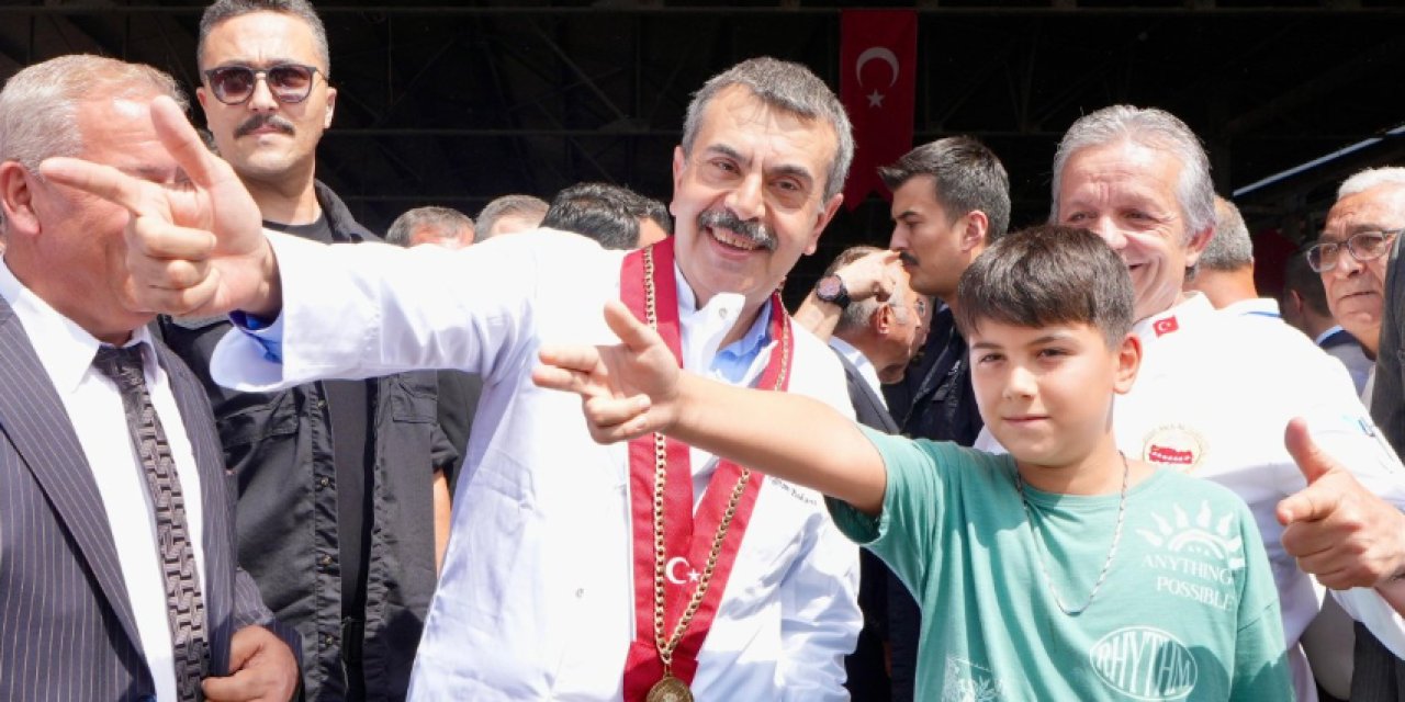 Milli Eğitim Bakanı Tekin'den Yusuf Dikeç pozu!