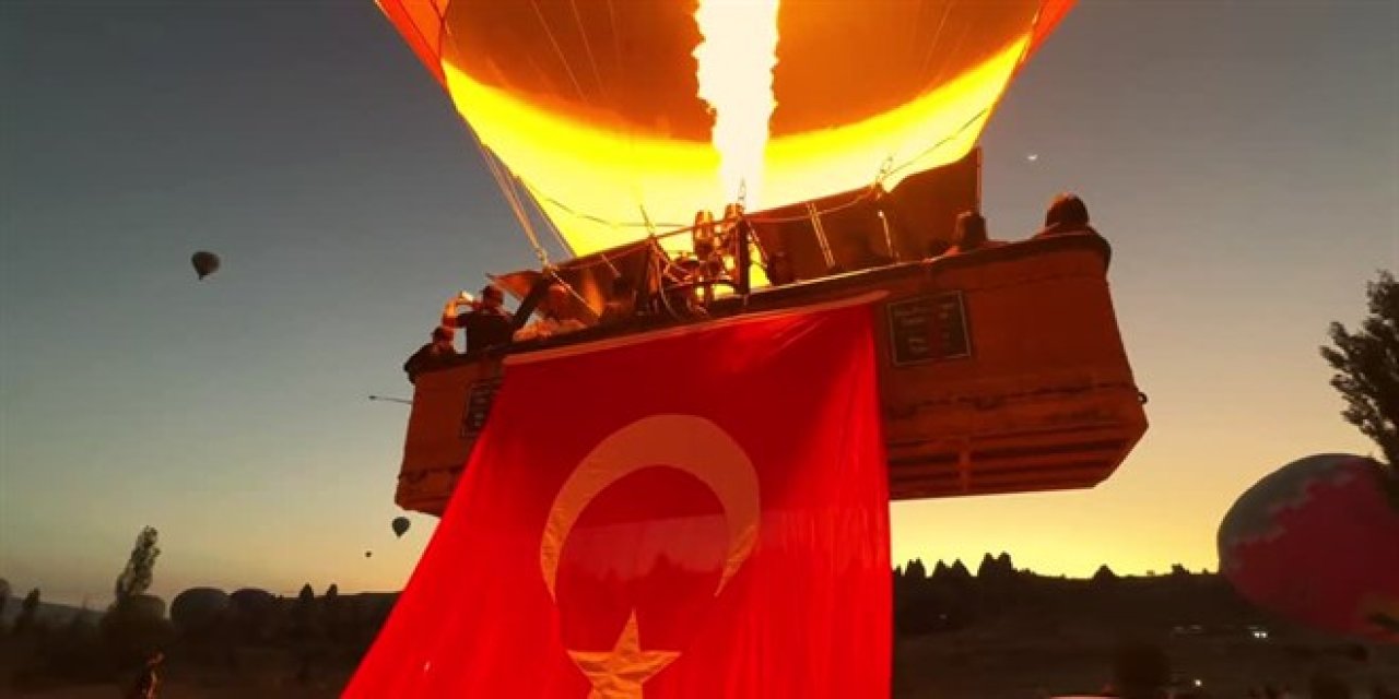 Kapadokya'da balonlar Türk bayraklarıyla uçtu