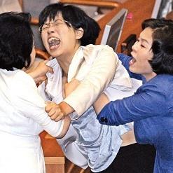 Kadın vekiller  birbirine girdi