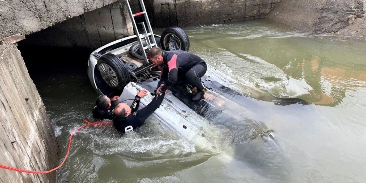 Otomobil kanala uçtu: Anne-baba öldü, kızları yüzerek kurtuldu