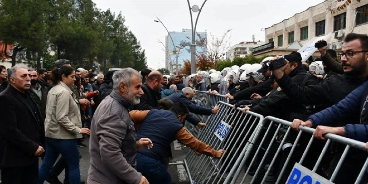 Batman'da kayyum atanan belediyede gerginlik! 75 gözaltı