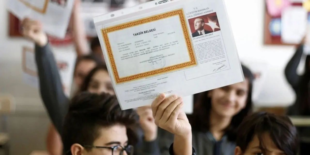 2025 okullarda karneler ne zaman verilecek? 1. dönem karneler saat kaçta alınacak?