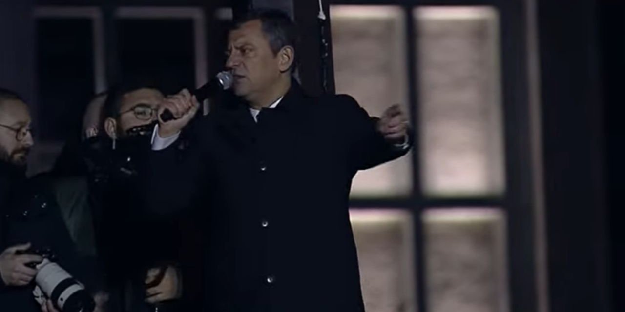 Özgür Özel, İmamoğlu için Saraçhane'de! Kimse artık bizden salon siyaseti beklemesin