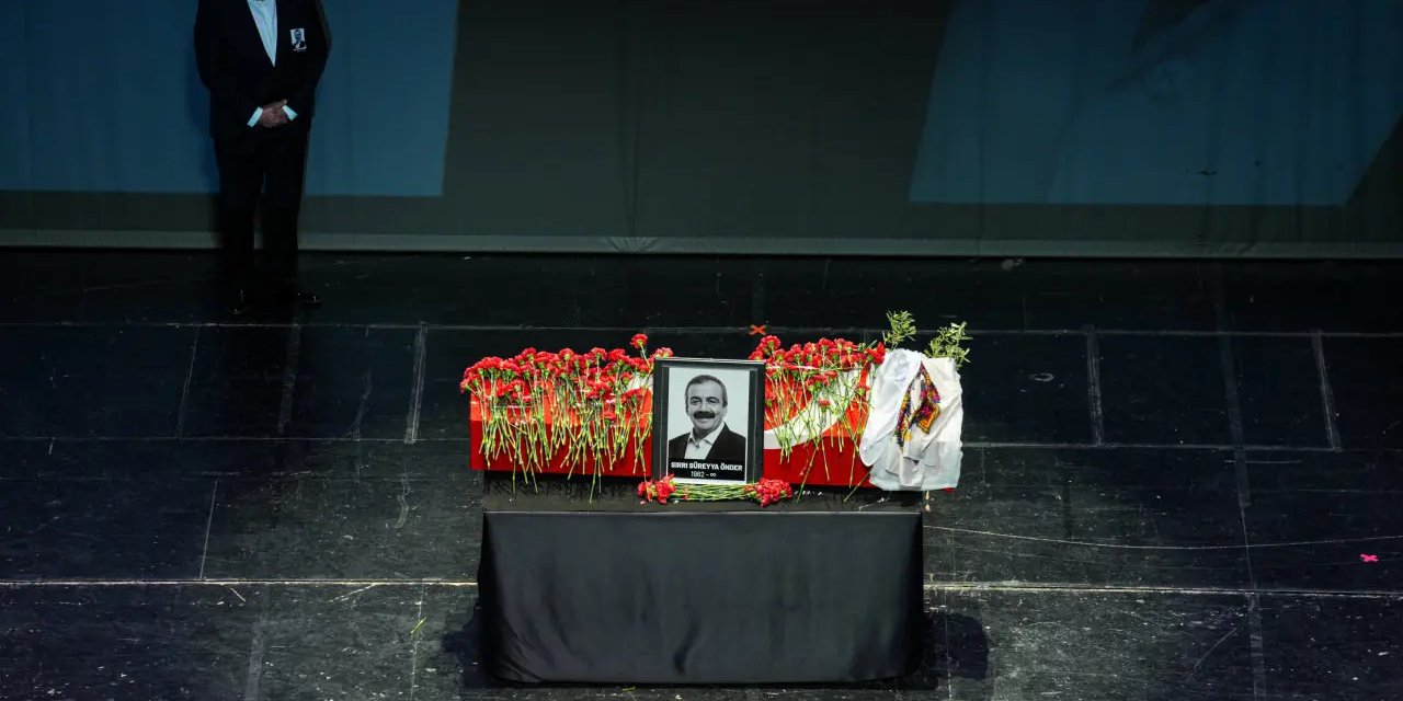 Sırrı Süreyya Önder'e veda: AKM'de tören düzenlendi!