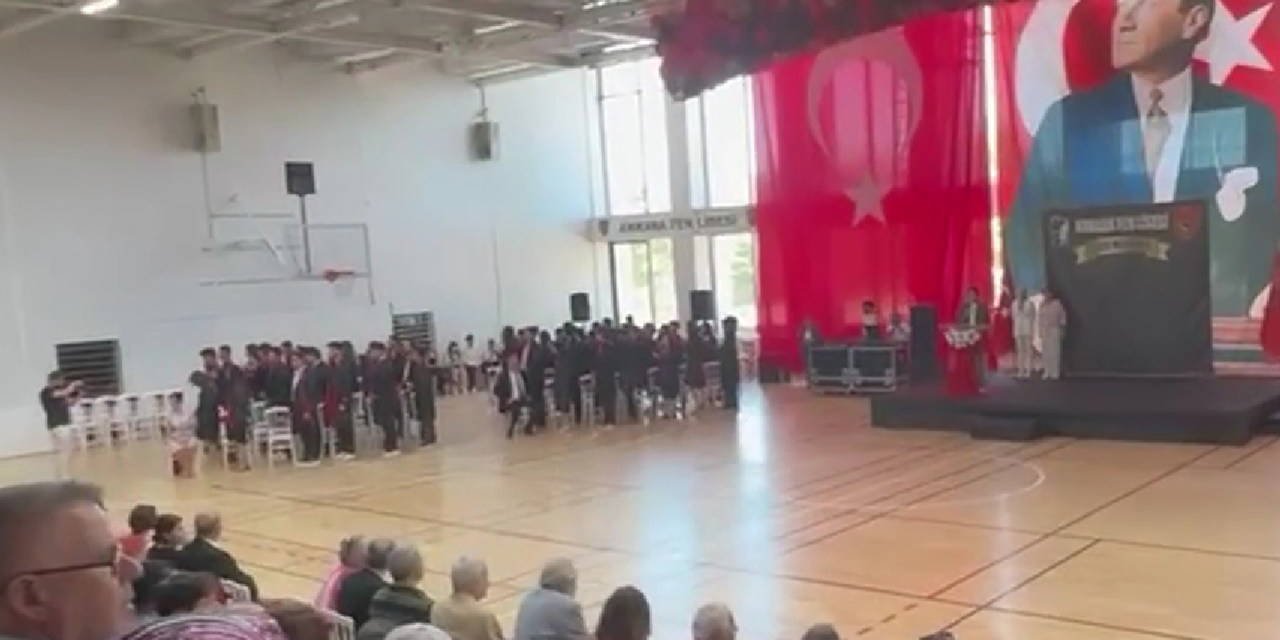 Fen Lisesi öğrencileri, mezuniyette okul müdürüne sırtlarını döndü!