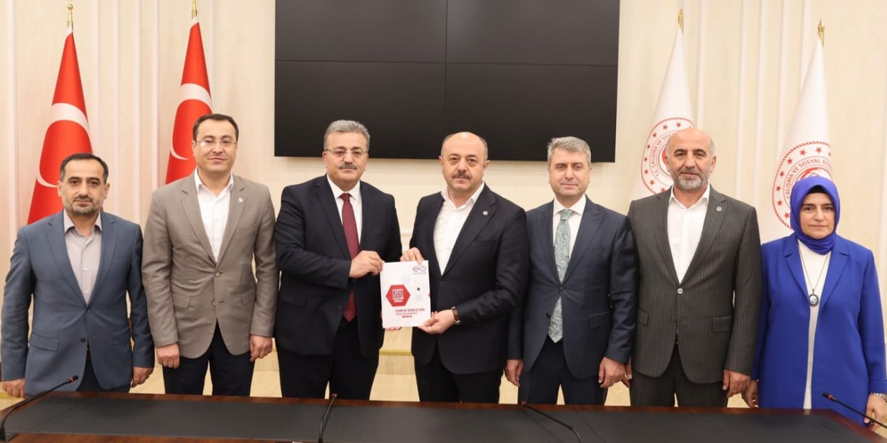 Eğitim-Bir-Sen 93 Maddelik Toplu Sözleşme Taleplerini Çalışma Bakanlığı'na İletti