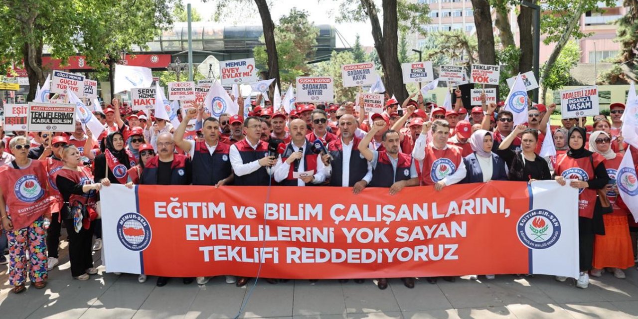 Eğitim-Bir-Sen'den Millî Eğitim Bakanlığı önünde toplu sözleşme eylemi