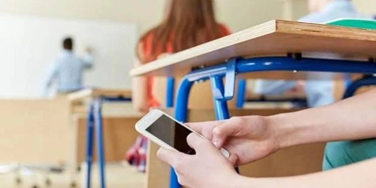 Öğrencilerin ve öğretmenlerin cep telefonu kullanımına kısıtlama getirildi