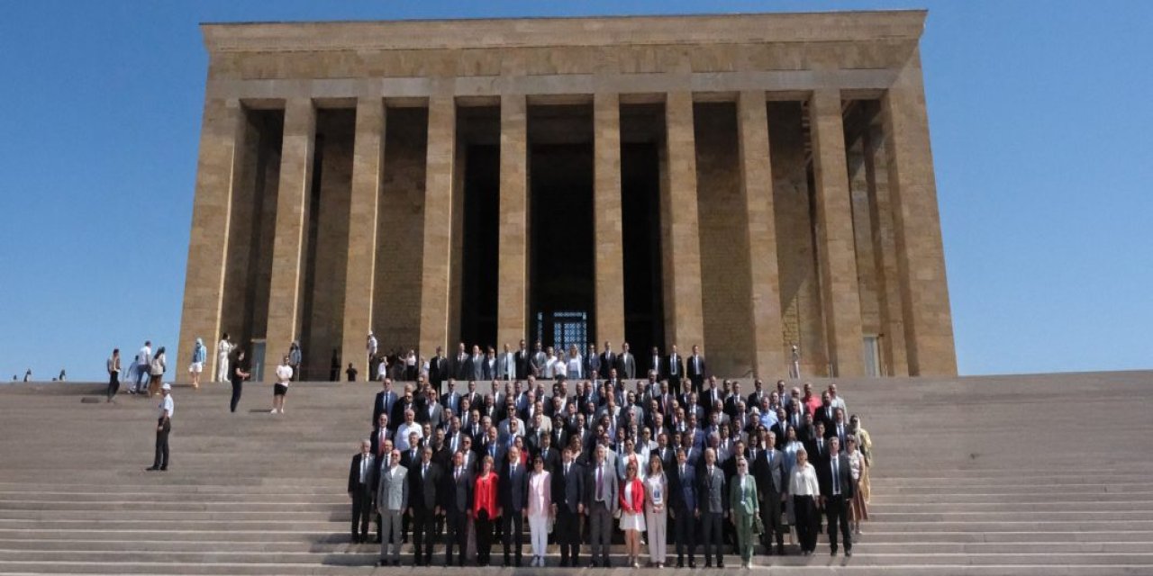 Türk Dünyası Eğitim Kurultayı Kapsamında Anıtkabir'e Anlamlı Ziyaret