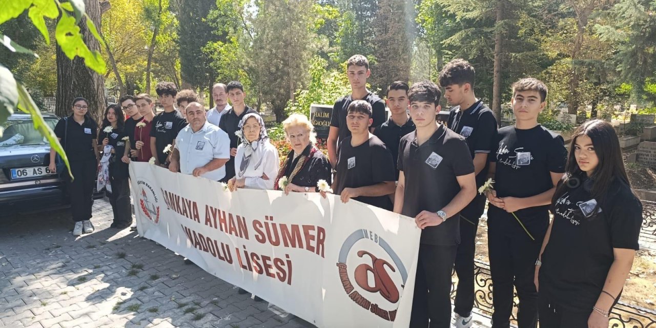 Ayhan Sümer Anadolu Lisesi'nden Hayırsever İş İnsanının Kabrine Ziyaret