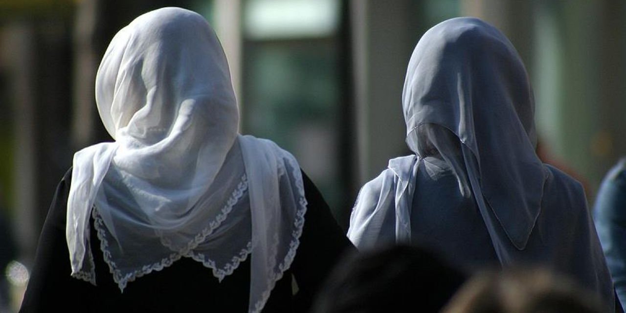 KKTC’de liselerde başörtüsü serbestisini getiren tüzük iptal edildi