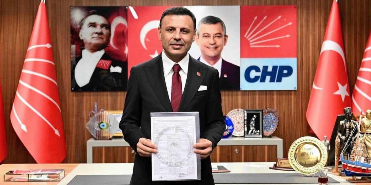 Yeniden il başkanı seçilen Özgür Çelik mazbatasını aldı