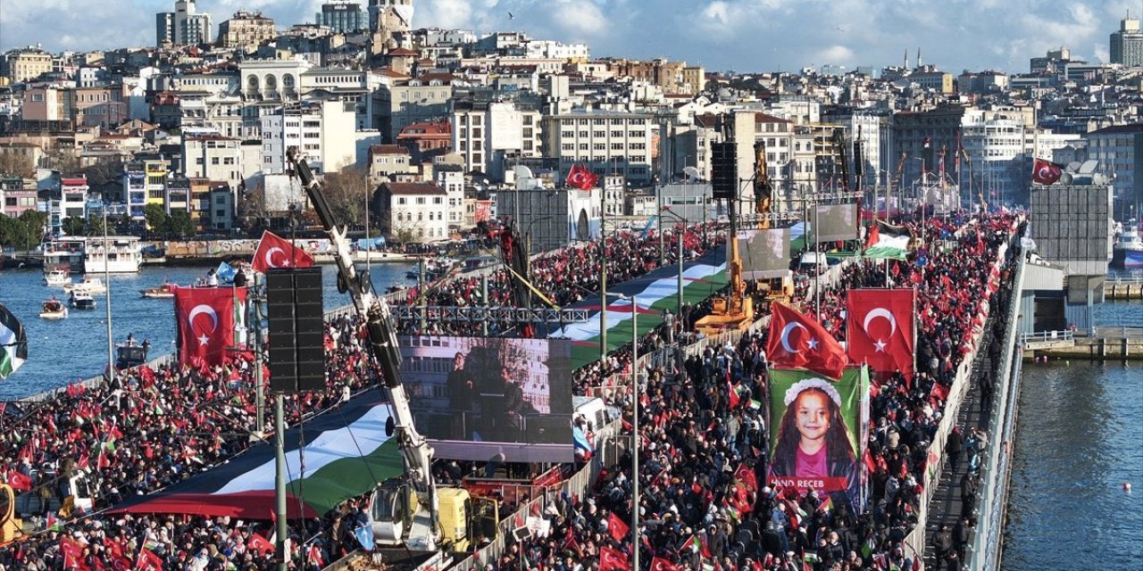 İstanbul’da Filistin’e destek yürüyüşü: Galata Köprüsü doldu