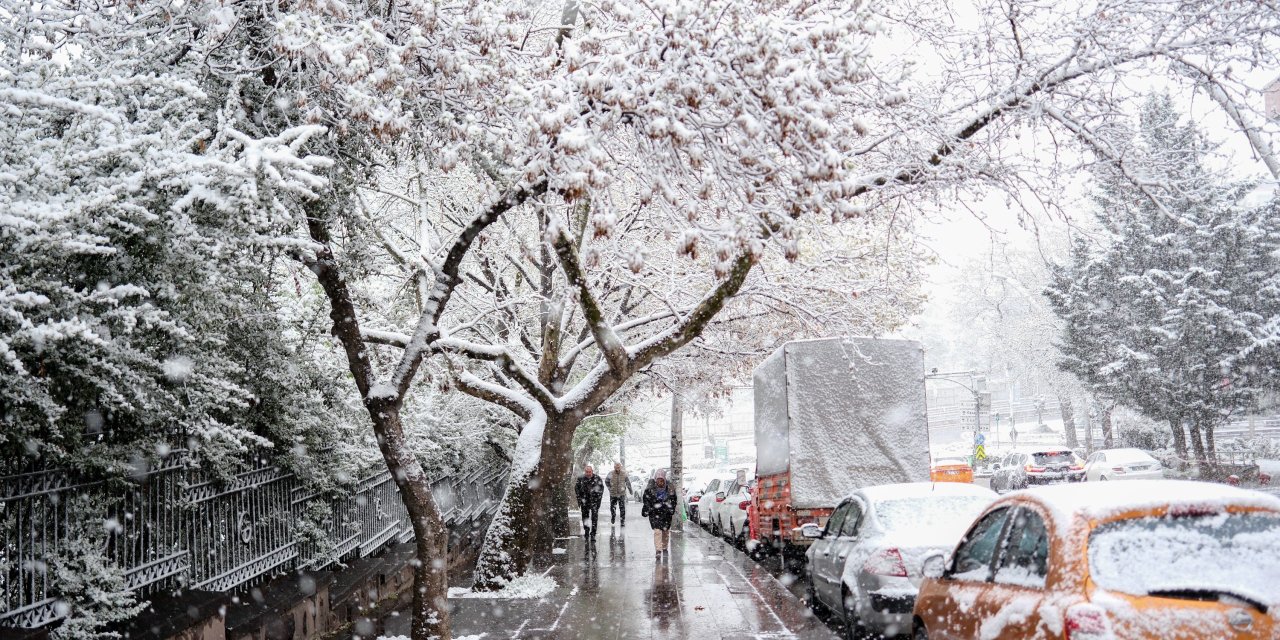 Başkent Beyaza Büründü: Ankara’da Kar Yağışı Etkisini Artırıyor