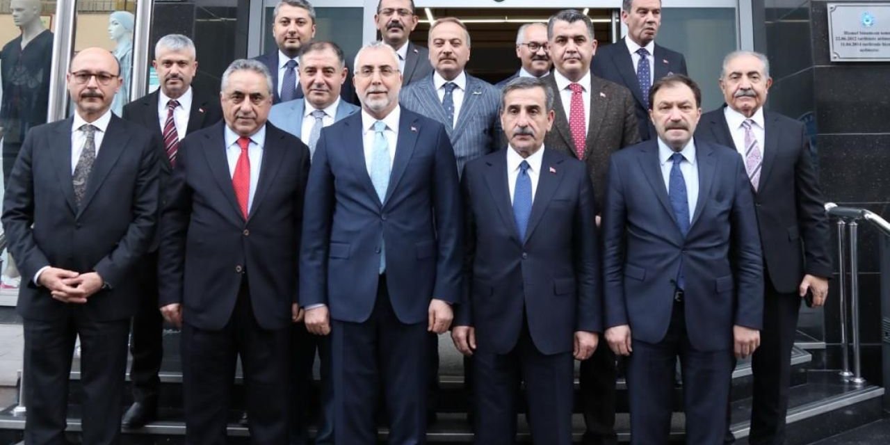 Bakan Vedat Işıkhan’dan Türkiye Kamu-Sen’e ziyaret: Gündemde ek zam, 3600 ek gösterge ve vergi dilimi vardı