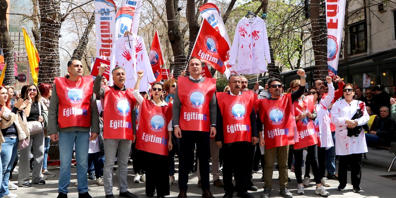Eğitim-İş’ten MEB önünde “meslek onuru nöbeti”: “Artık yeter”