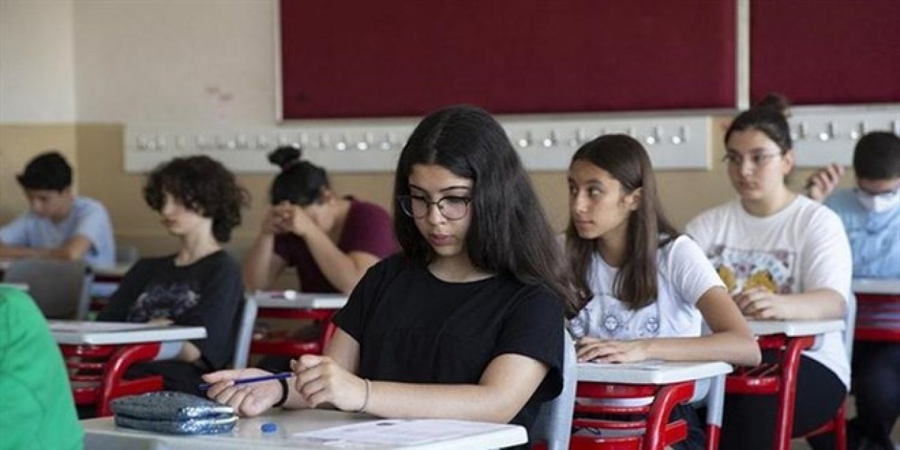 Yapay Zeka ile Çalışan Öğrenciler Pratikte Yükseldi, Sınavda Geriledi