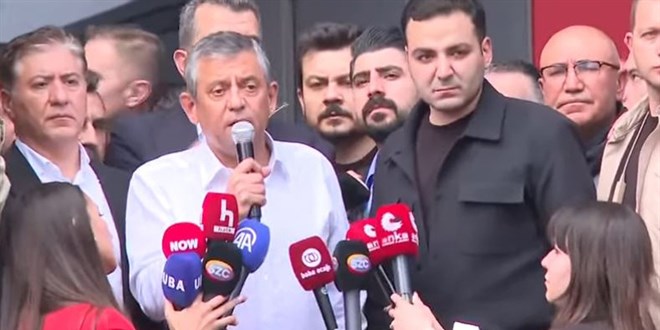 Özgür Özel CHP Genel Merkezi’nden ayrıldı: Geri gelmek üzere çıkıyoruz