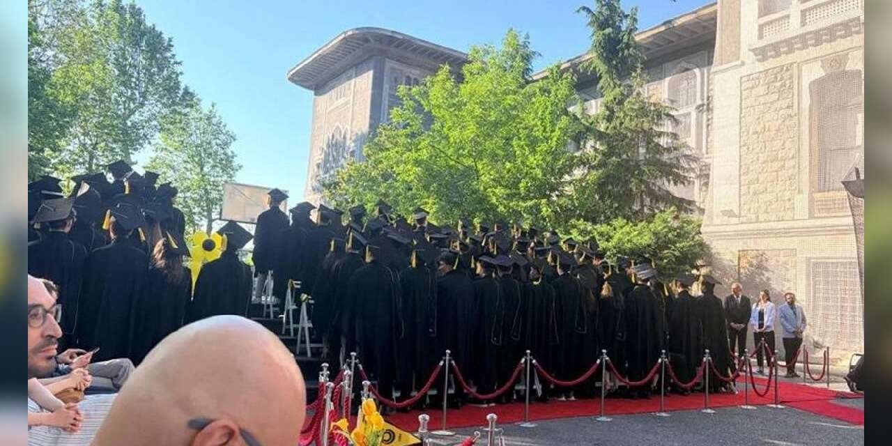 İstanbul Erkek Lisesi’nde Müdür Protesto Edildi, İl Müdürü Yentür Tepki Gösterip Töreni Sona Erdirdi