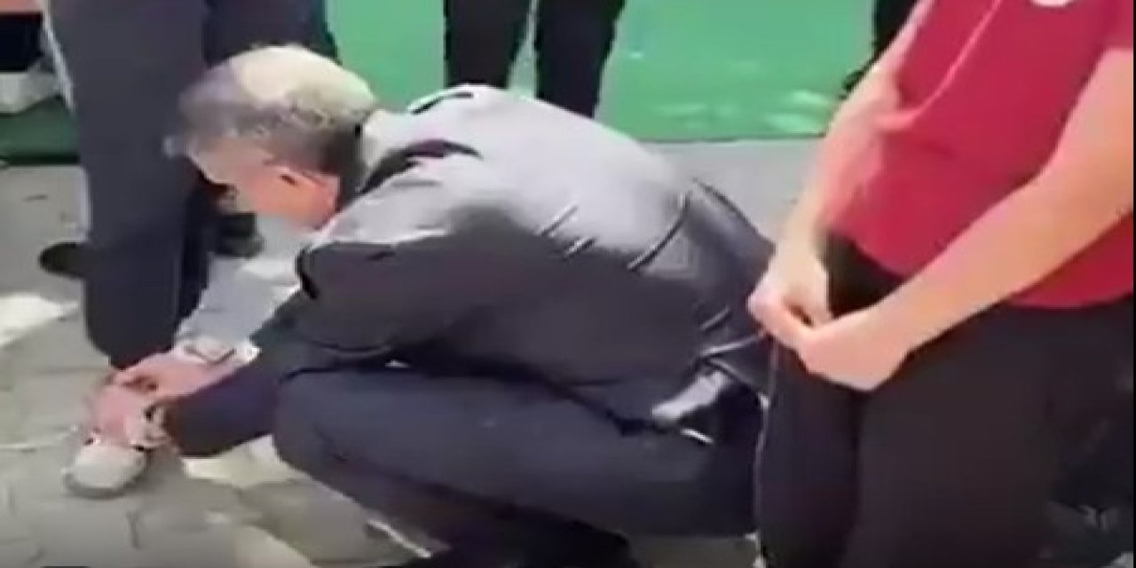 Bakan Yusuf Tekin’den Öğrenciye Anlamlı Jest: Ayakkabı Bağını Bağladı