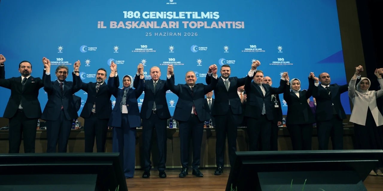 Üç Belediye Başkanı AK Parti’ye Katıldı: Rozetleri Erdoğan Taktı
