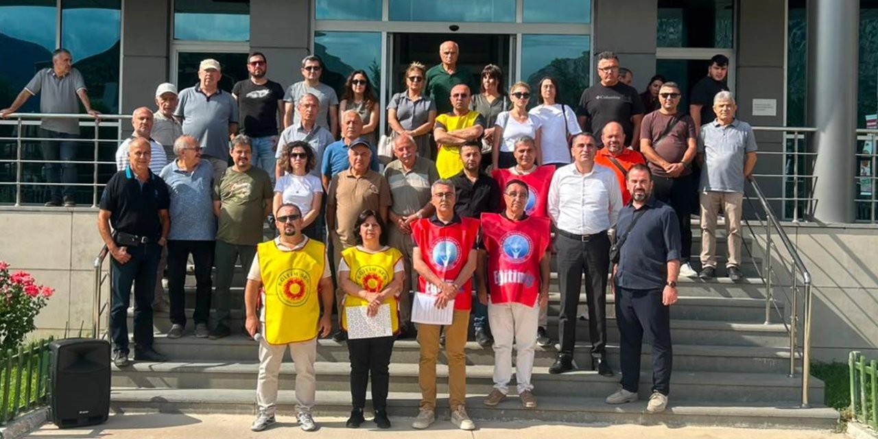Hak arayan 8 öğretmene ceza ve tayin teklifi! Eğitimciler İl Müdürlüğü önünde toplandı