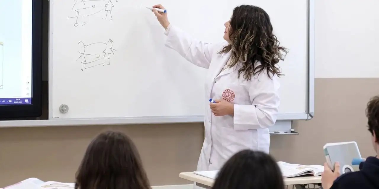 Öğretmenler Merak Ediyor: MEB Önlükleri Ücretsiz Verecek mi? İşte Son Durum