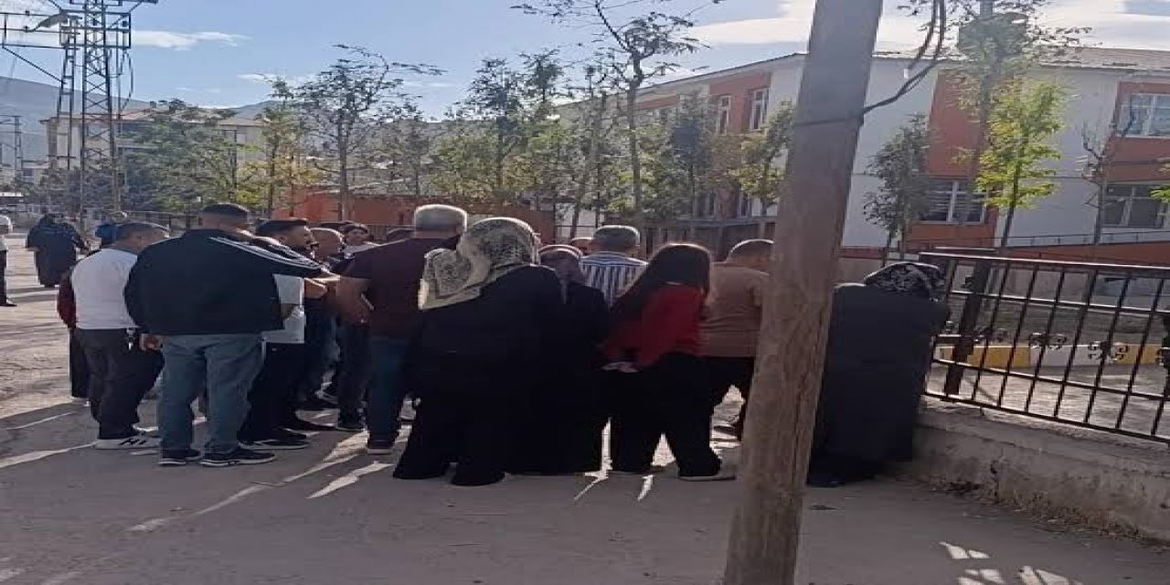 Öğretmenlerin Dikkati Faciayı Önledi: Okula Silahla Gelen Öğrenci Fark Edildi