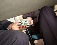 Okul müdürüne 'rüşvet'ten suçüstü