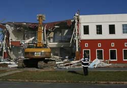 Belediyeden vakıf okuluna KAÇAK yıkımı