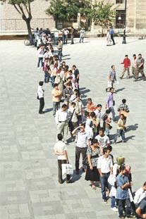 Üniversiteliler harç kuyruğunda