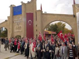 Aynı fakülteye bir günde iki dekan