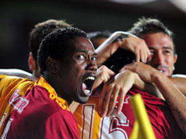 Galatasaray ilk derbiyi farklı kazandı