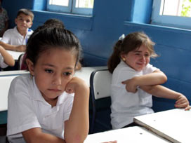 1. sınıf öğrencileri için ders zili çalıyor