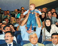 Atama sevincini 5 aylık oğluyla paylaştı