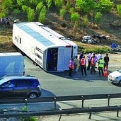 Geziye giden okul otobüsü kaza yaptı, çok sayıda yaralı var