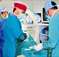 'İz bırakmadan' göbek deliğinden taş aldılar