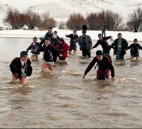 Okul yolu nehirden geçiyor