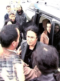 Eylemci kıza anne öfkesi