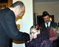 O öğrenciler valiye gidip el öptüler