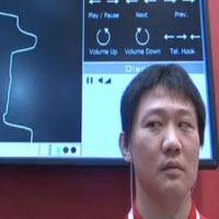 Cep telefonunu gözleriyle kullandı