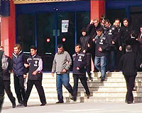 Çete: Bu maçta üç gol yiyeceksin Kaleci: Ya bizim forvet gol atarsa ?...