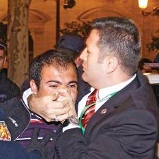 Başbakan'a ayakkabı fırlattılar